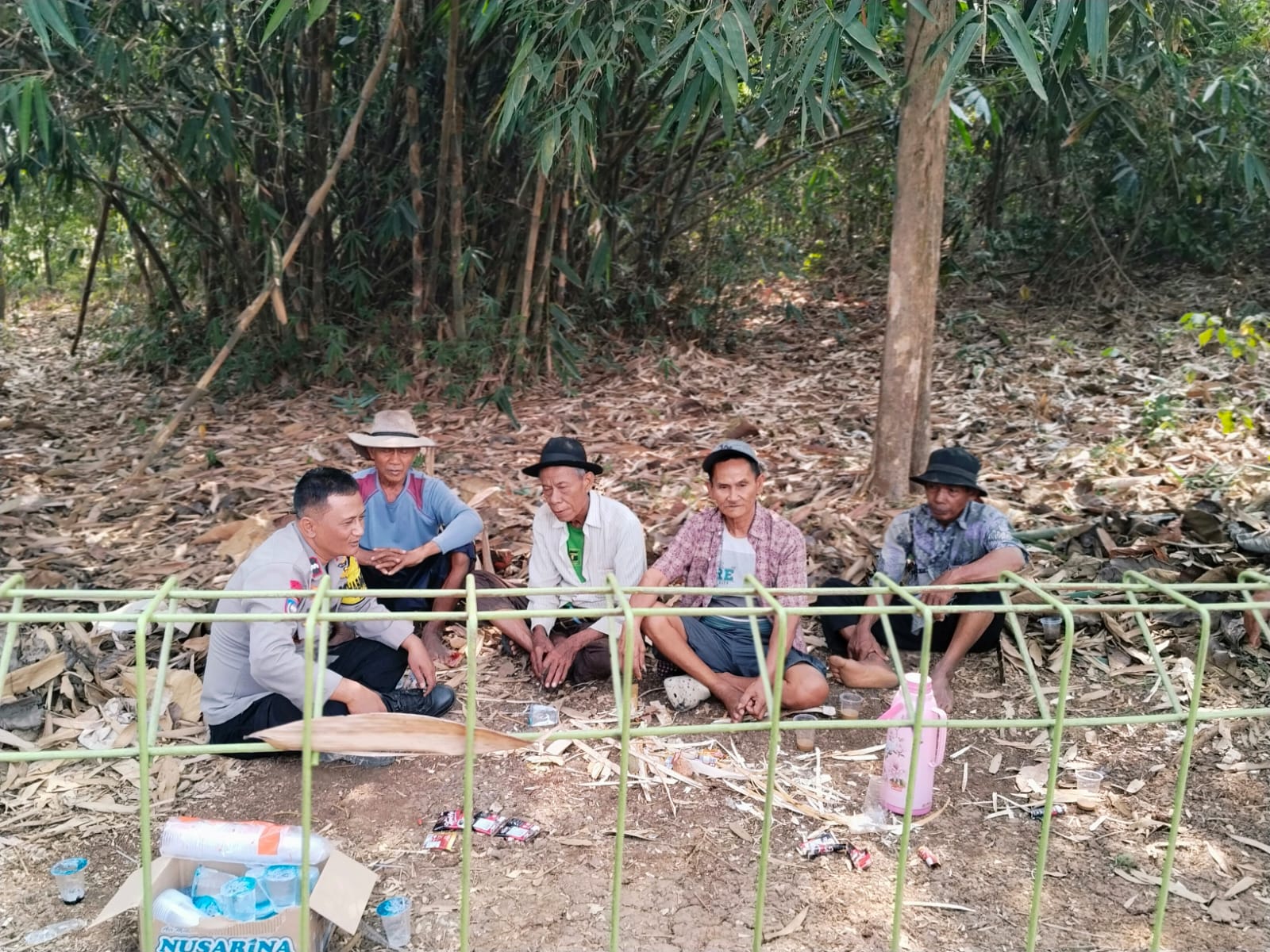 Cegah Kebakaran Lahan, Bhabinkamtibmas Polsek Cibatu Sosialisasikan Layanan Polri 110