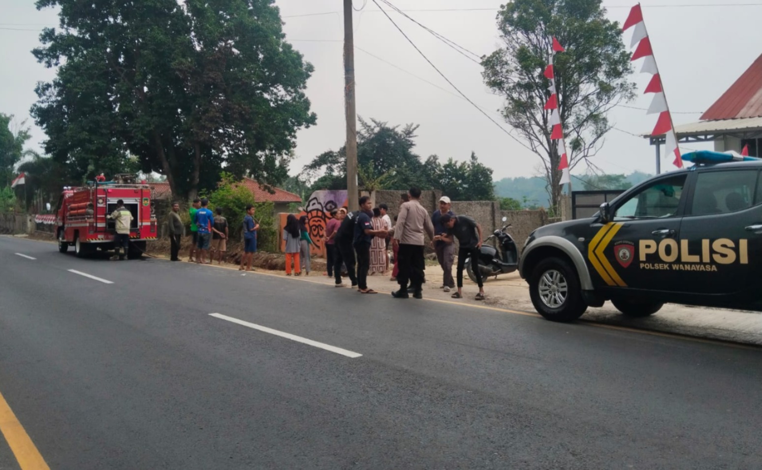 Polsek Wanayasa Bersama Damkar dan Warga Padamkan Kebakaran Lahan di Legokhuni