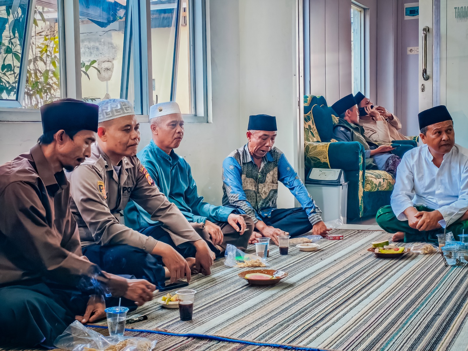 Berbaur dengan Warga, Bhabinkamtibmas Polsek Bojong Hadiri Syariahan Rutin Perkuat Silaturahmi dan Kamtibmas