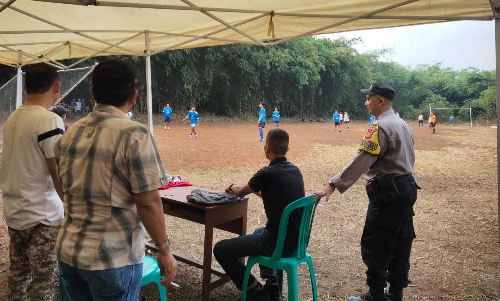 Sambut HUT ke-81 Kemerdekaan RI, Bhabinkamtibmas Polsek Plered Beri Edukasi Sportivitas dan Kamtibmas kepada Panitia serta Peserta Turnamen Sepak Bola