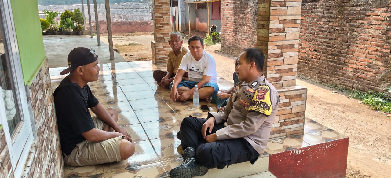 Bangun Kewaspadaan dari Lingkungan, Bhabinkamtibmas Karangmukti Sambangi Warga