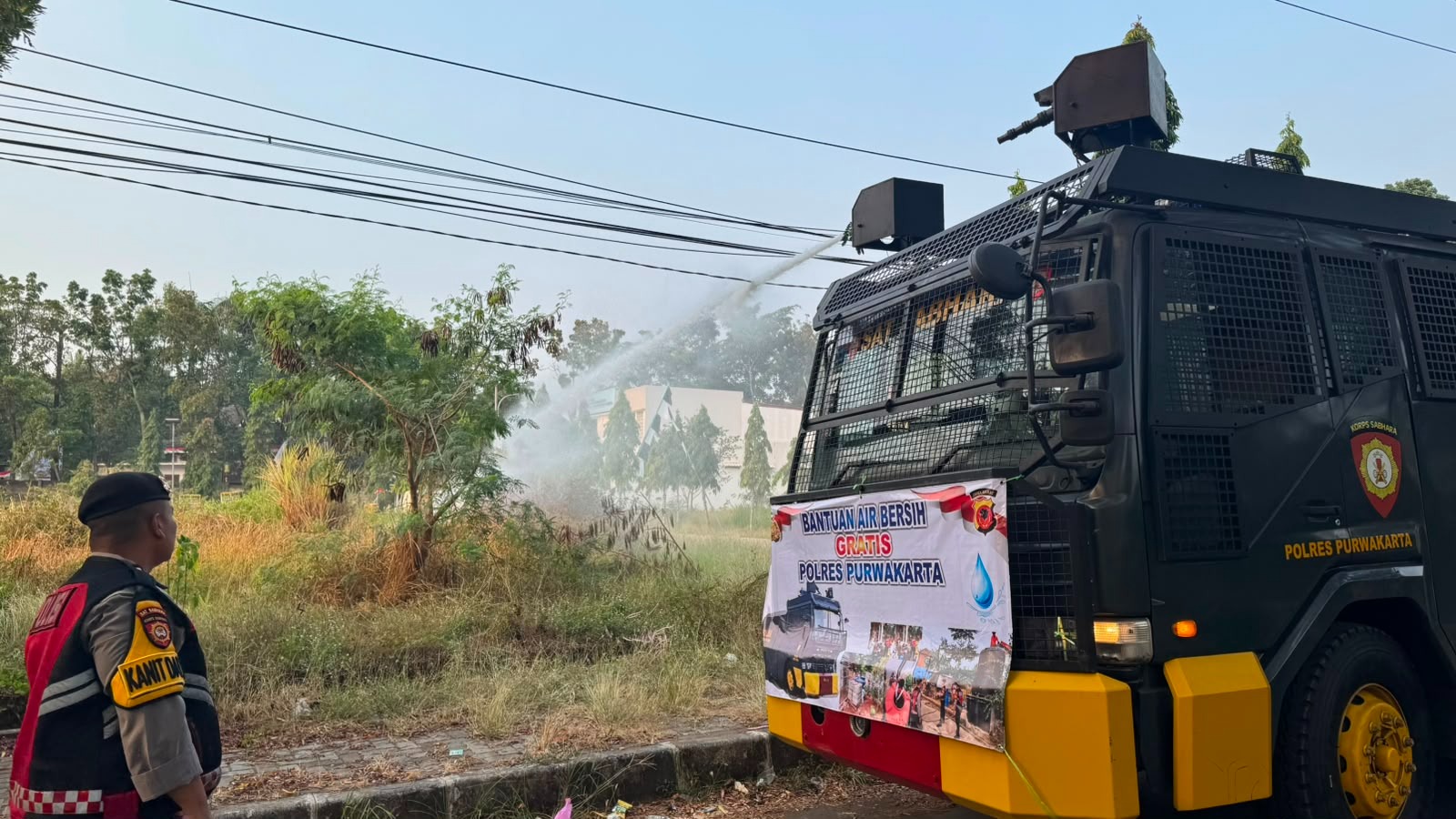 Cegah Kebakaran di Musim Kemarau, Polres Purwakarta Siram Lahan Kering dengan Mobil AWC