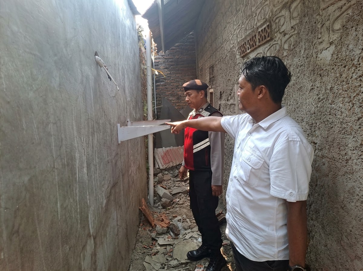 Bukti Pelayanan Prima, Unit Patroli dan Reskrim Polsek Purwakarta Kota Cek TKP Pencurian di Kampung Karangsari
