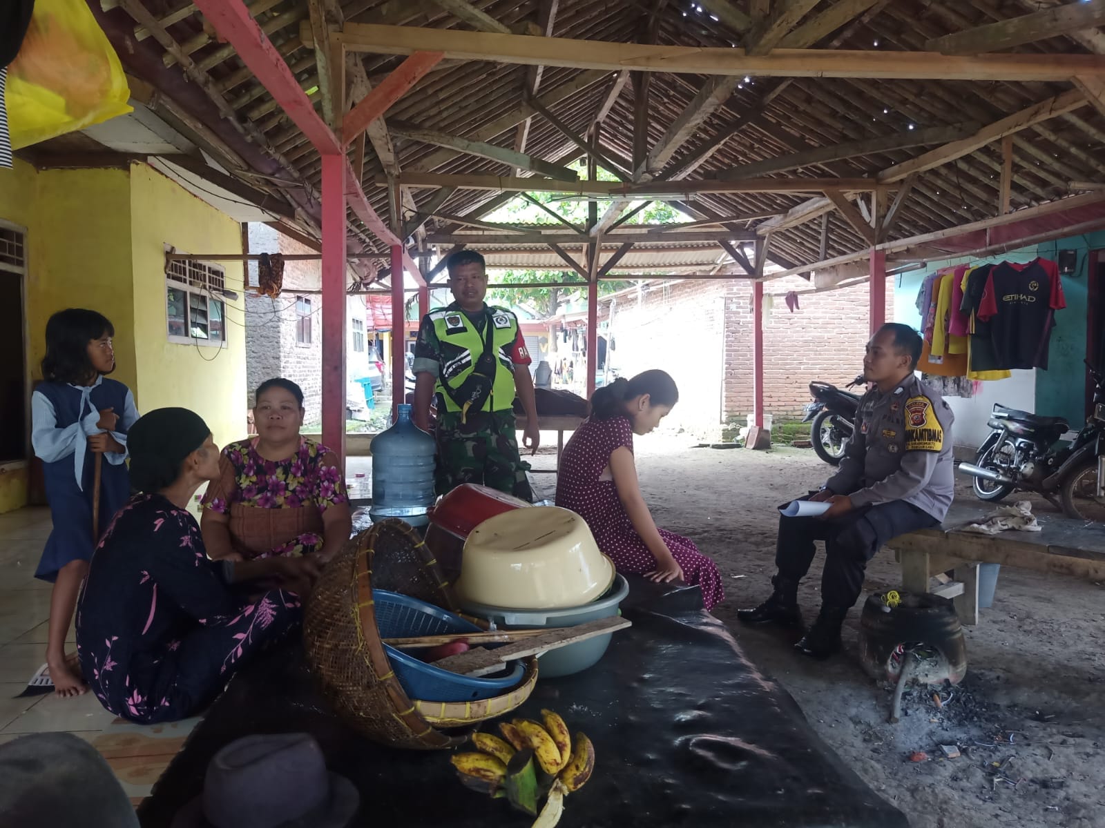 Bhabinkamtibmas Karangmukti Perkuat Harkamtibmas, Warga Diingatkan Waspadai Curanmor dan Karhutla