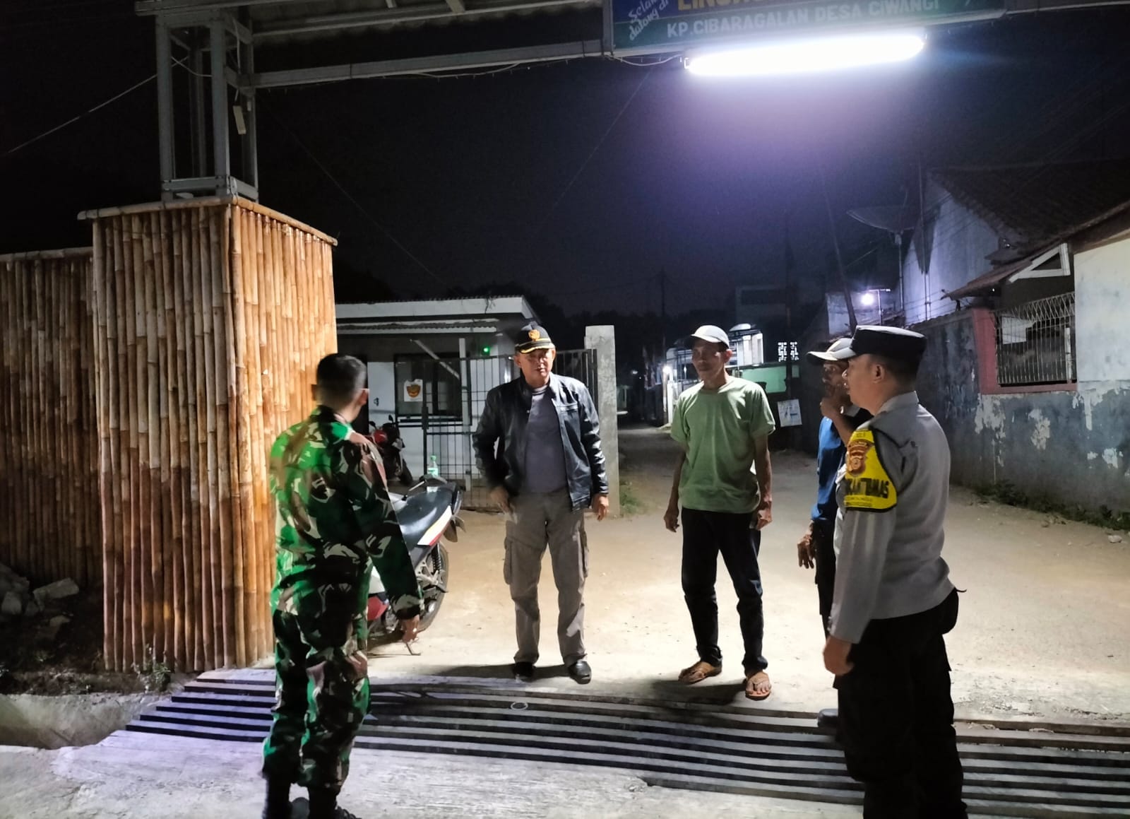 Keamanan Lingkungan Jadi Prioritas, Bhabinkamtibmas dan Babinsa Sambangi Satkamling Ciwangi