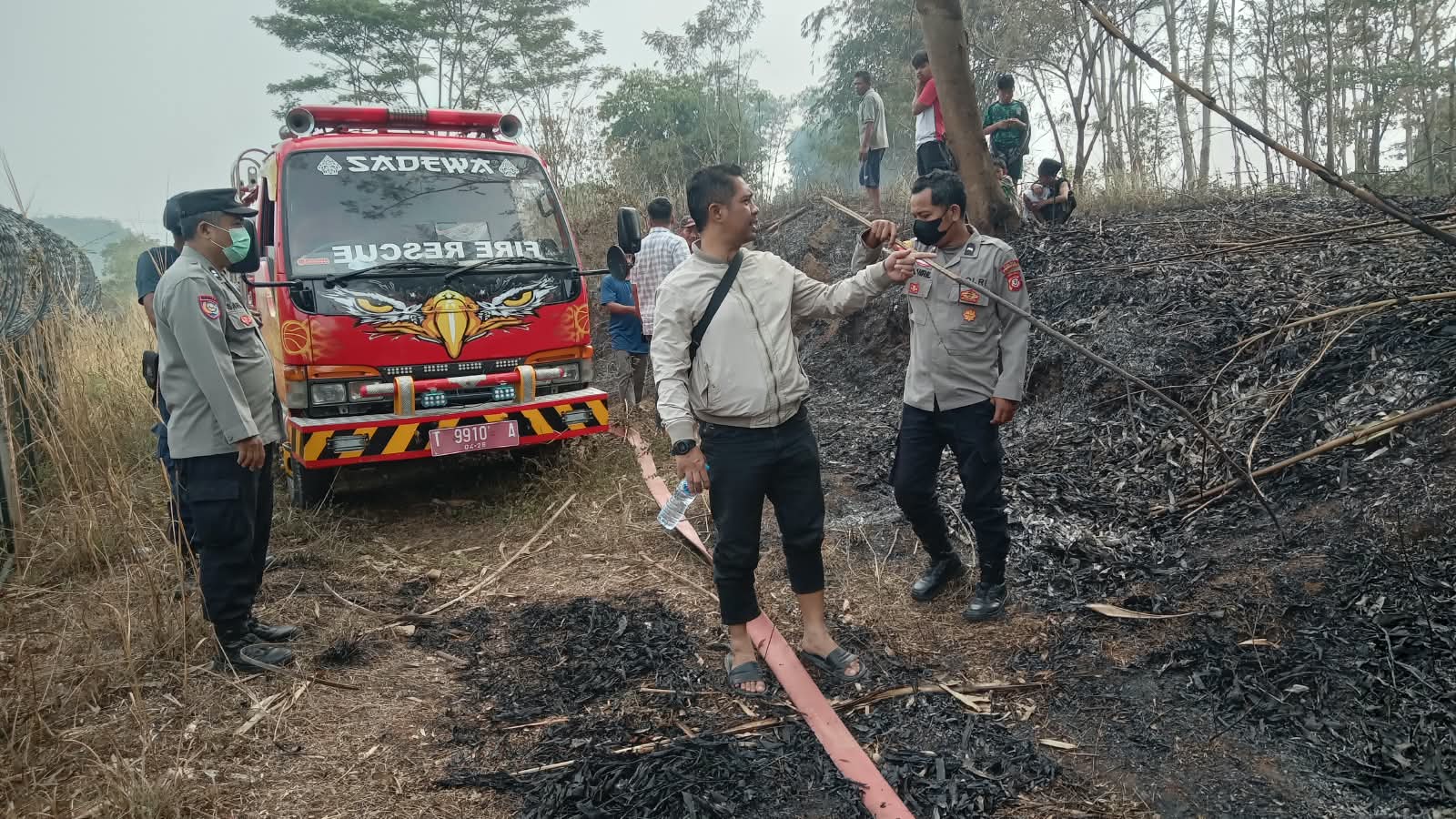 Polsek Plered Lakukan Pengecekan Kebakaran Kebun Bambu di Desa Sempur