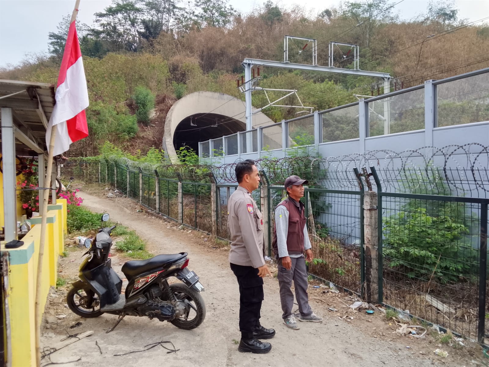 Jaga Keselamatan Bersama, Polsek Jatiluhur Imbau Warga Tak Beraktivitas di Sekitar Jalur Whoosh