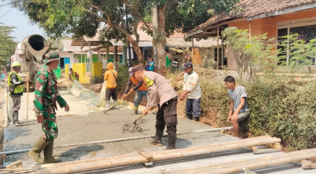 Sinergi TNI-Polri dan Warga, Polsek Campaka Gotong Royong Cor Jalan di Cijunti