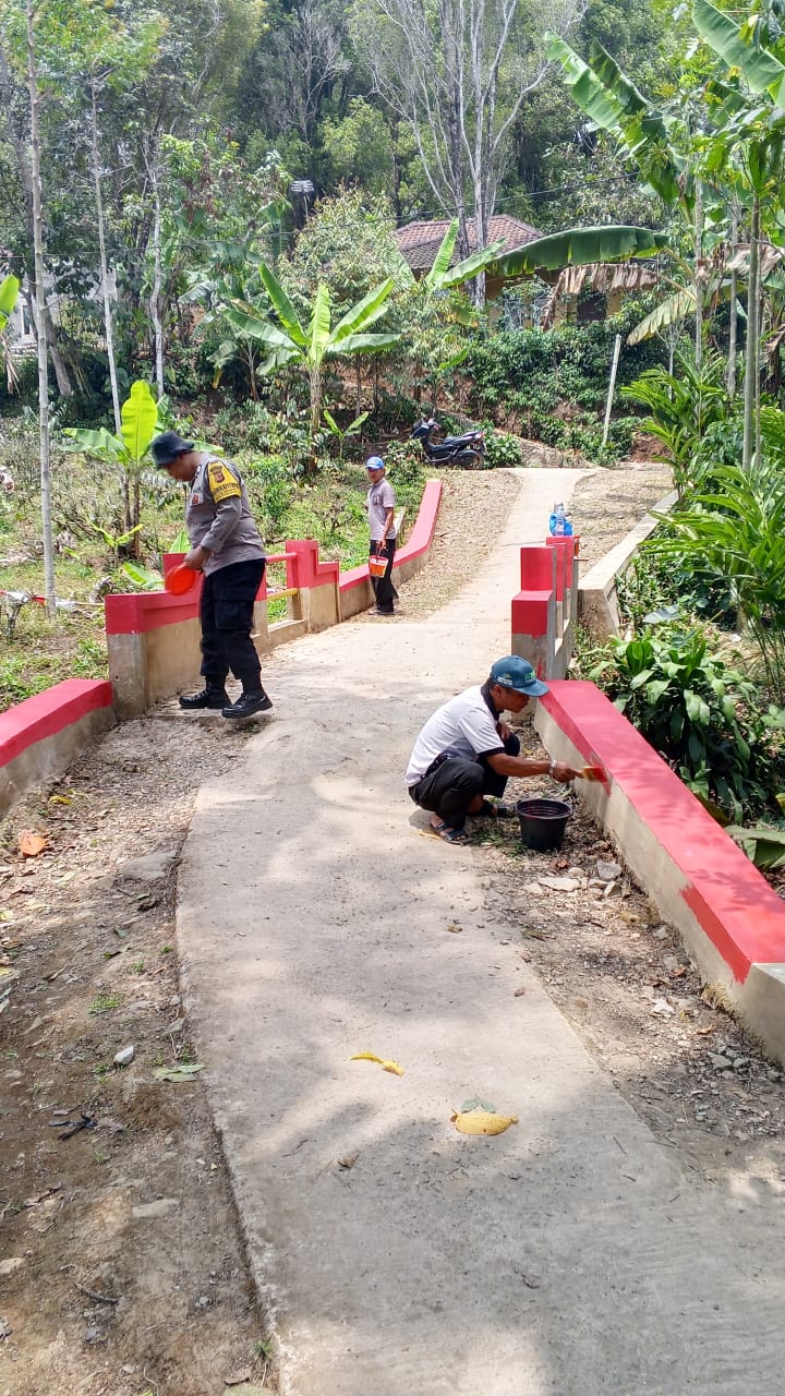 Bhabinkamtibmas Desa Pasirangin Laksanakan Program Jembatan Merah Putih Presisi, Hubungkan Dua Kampung