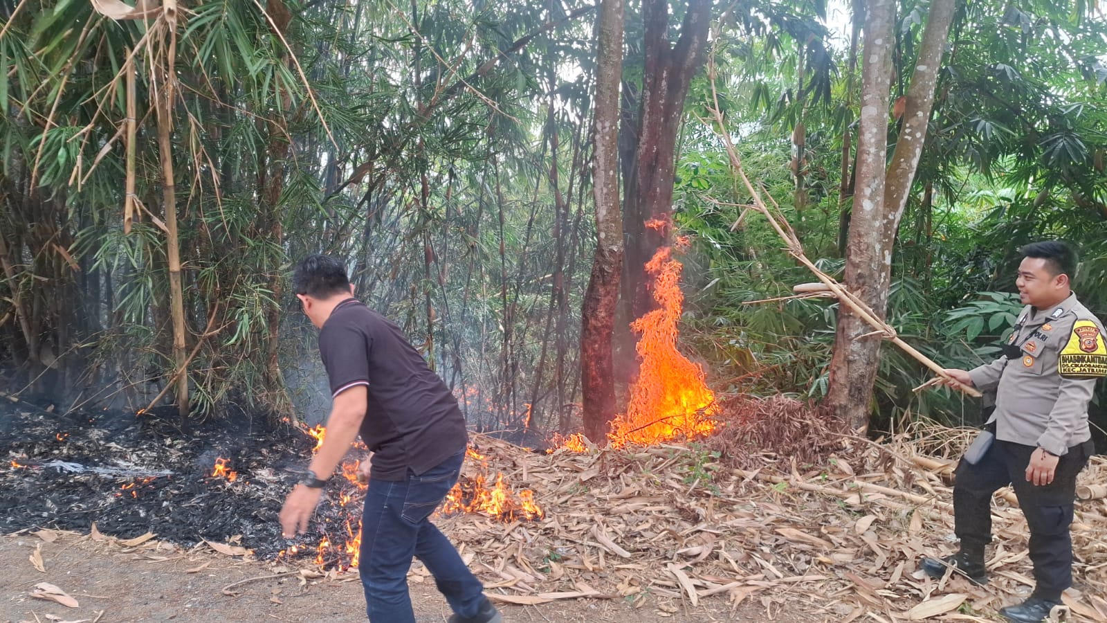 Respons Cepat Polsek Jatiluhur Cegah Kebakaran Lahan Meluas di Cibinong