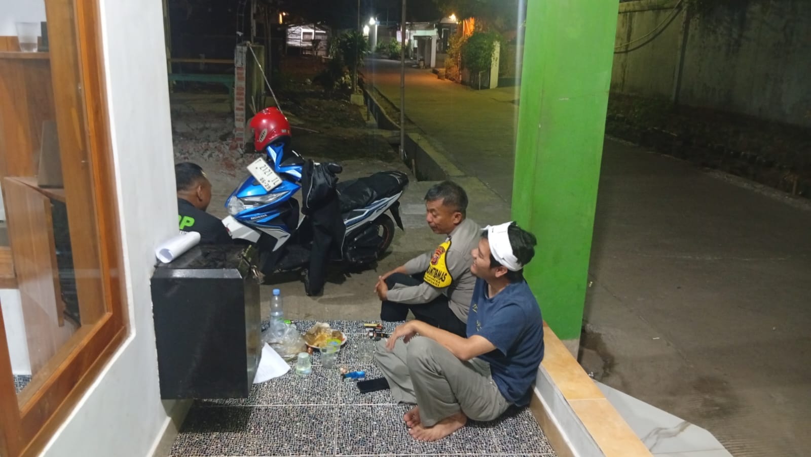 Tengah Malam, Bhabinkamtibmas Cinangka Kontrol Pos Kamling dan Sambangi Warga yang Ronda