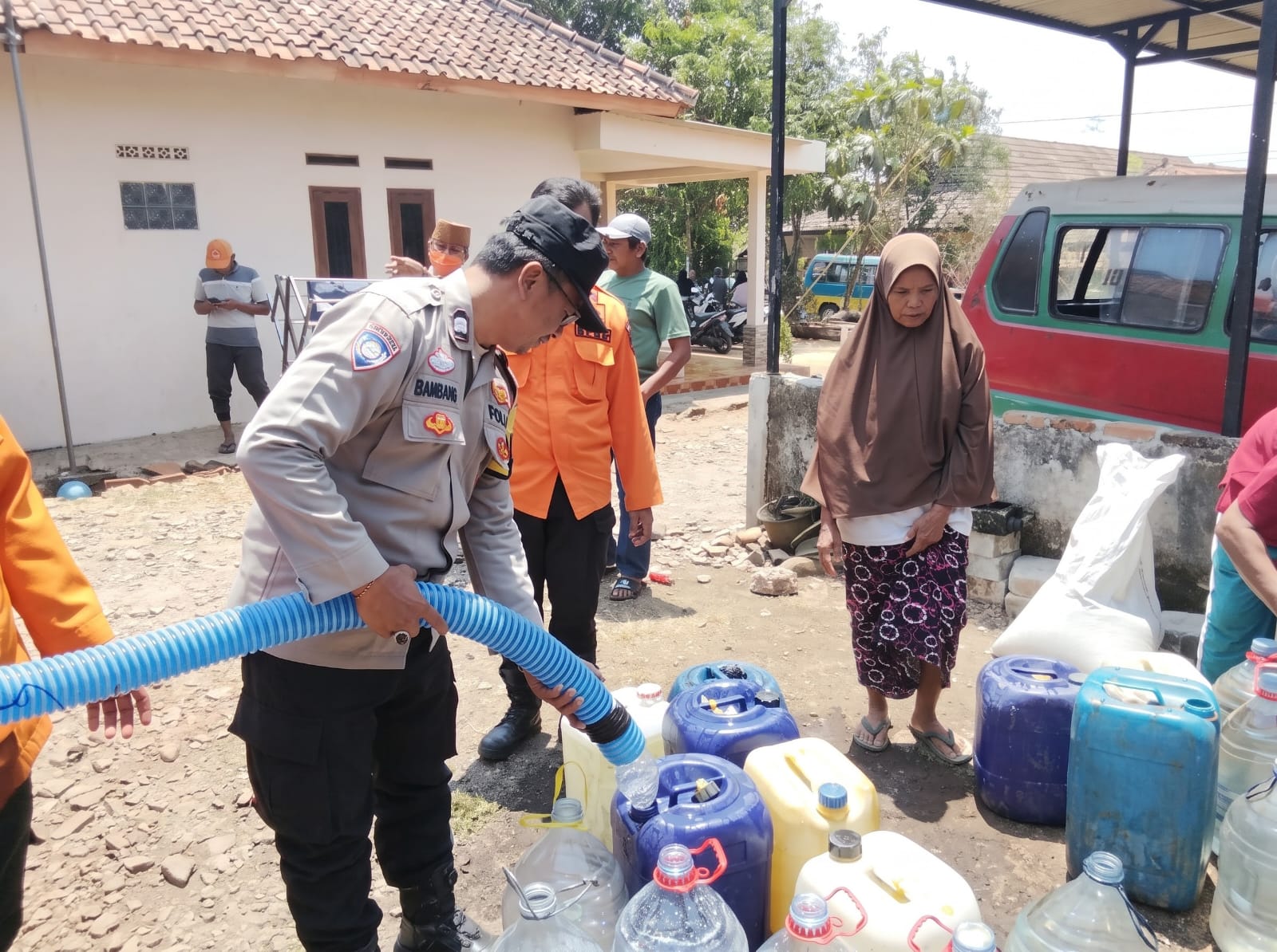 Bhabinkamtibmas Polsek Purwakarta Kota Bantu Salurkan 5.000 Liter Air Bersih kepada Warga Terdampak Kekeringan