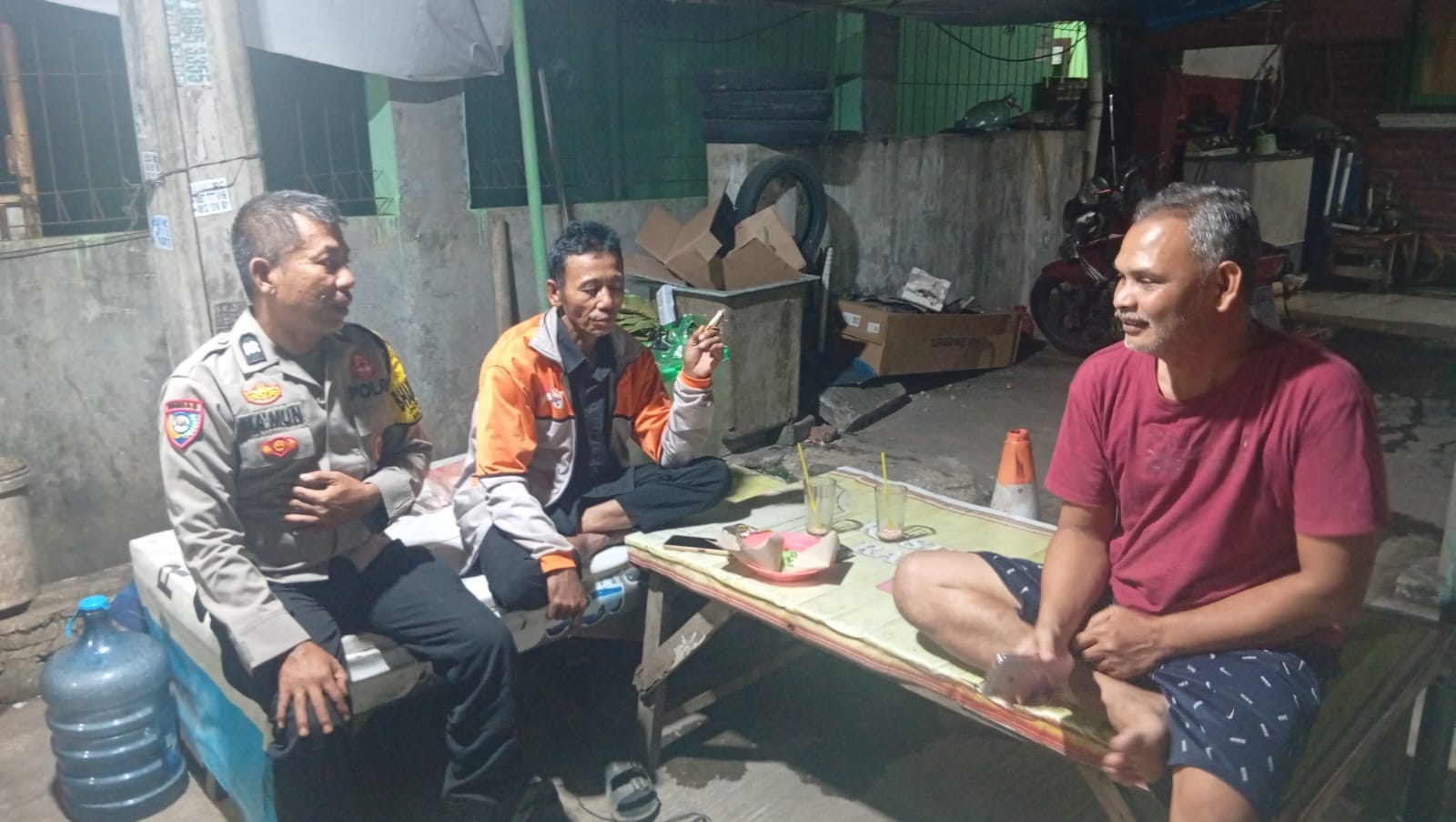 Dini Hari, Bhabinkamtibmas Cinangka Pastikan Pos Kamling Tetap Aktif Jaga Keamanan Lingkungan