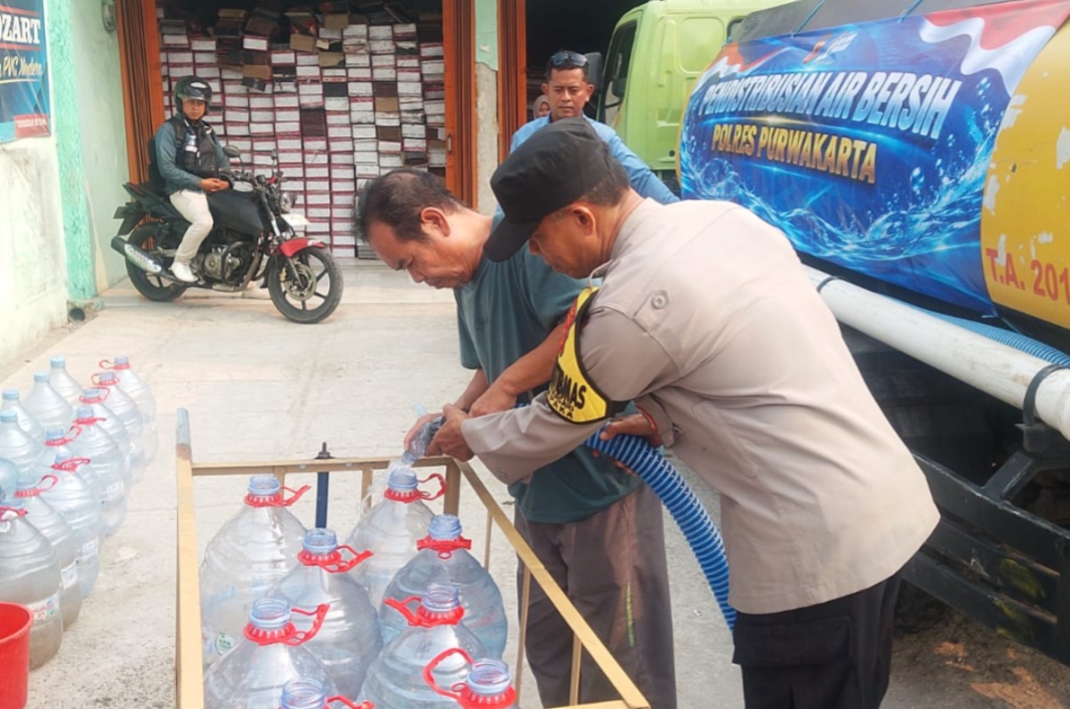 Peduli Kebutuhan Warga, Polsek Campaka Bantu Penyaluran 4.000 Liter Air Bersih di Desa Campakasari
