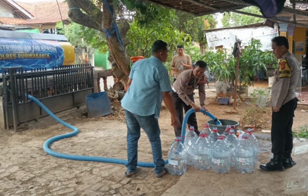Kemarau Panjang, Satlantas dan Bhabinkamtibmas Salurkan 4.000 Liter Air Bersih untuk Warga Cilegong