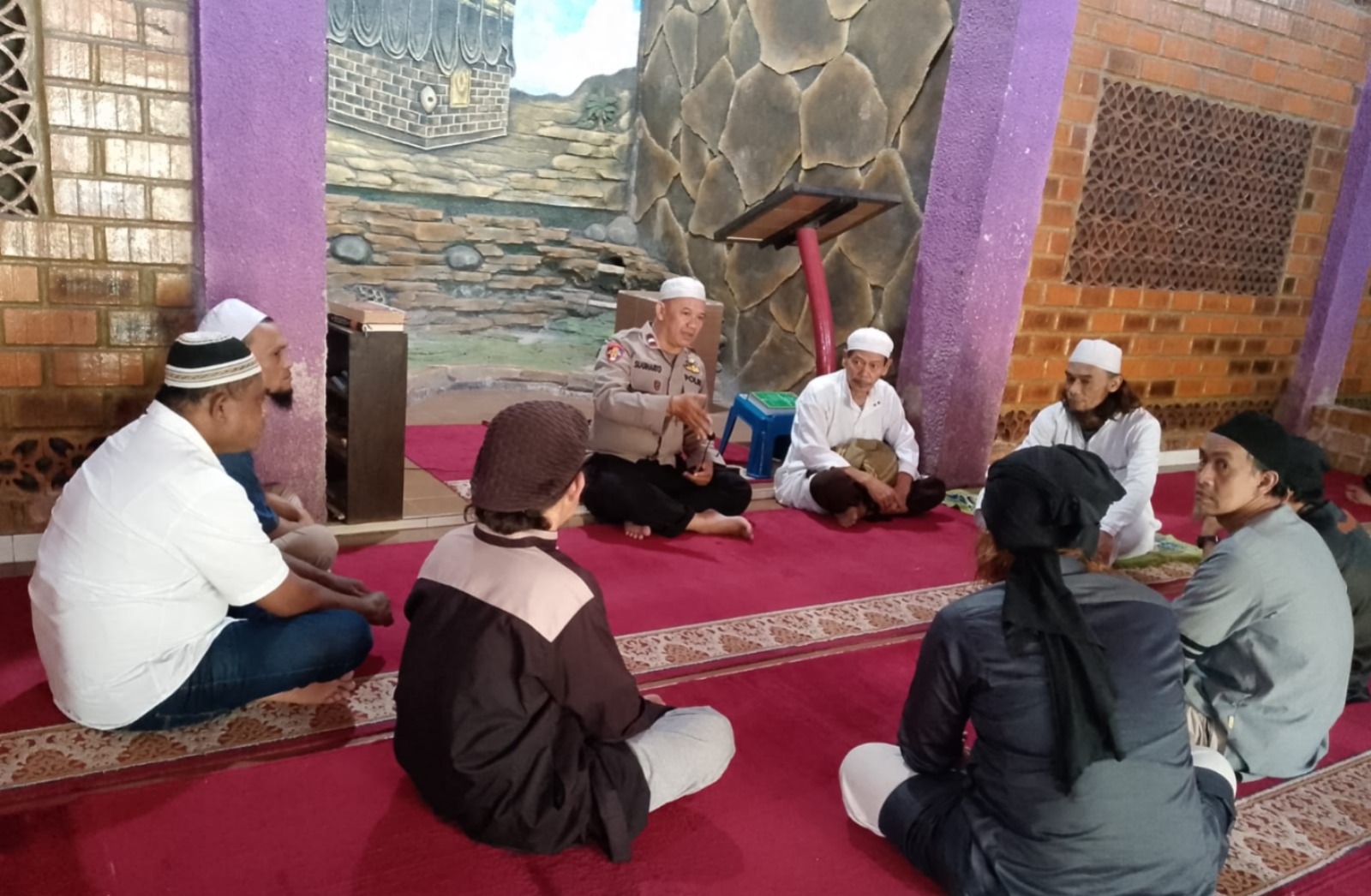 Perkuat Sinergi dengan Tokoh Agama, Bhabinkamtibmas Ciherang Jaga Kerukunan dan Kamtibmas