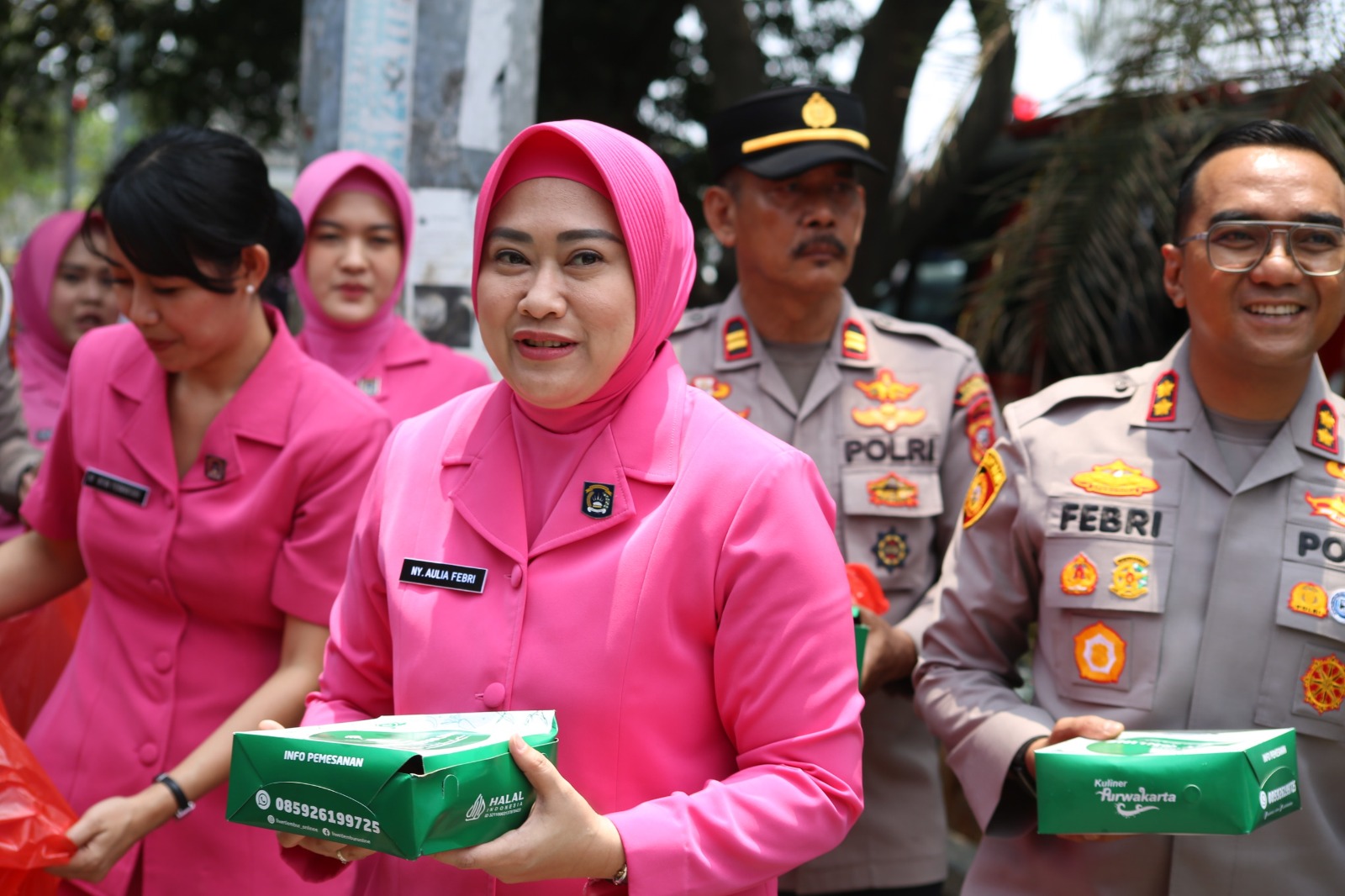 Berbagi Nasi Kotak, Hadirkan Kepedulian di Tengah Kesibukan Warga