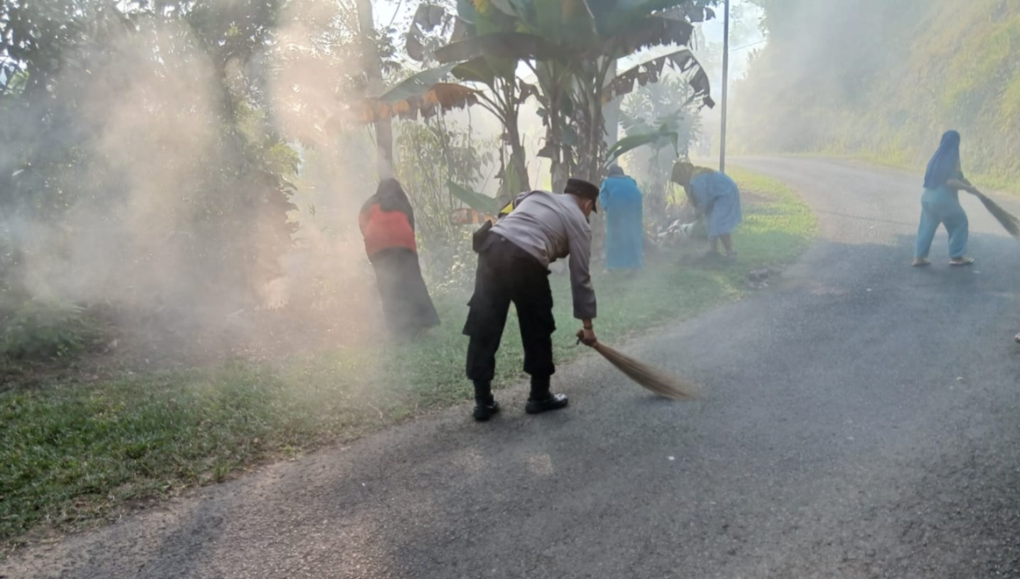 Gotong Royong Bersama Warga, Bhabinkamtibmas Polsek Bojong Jaga Lingkungan Tetap Bersih