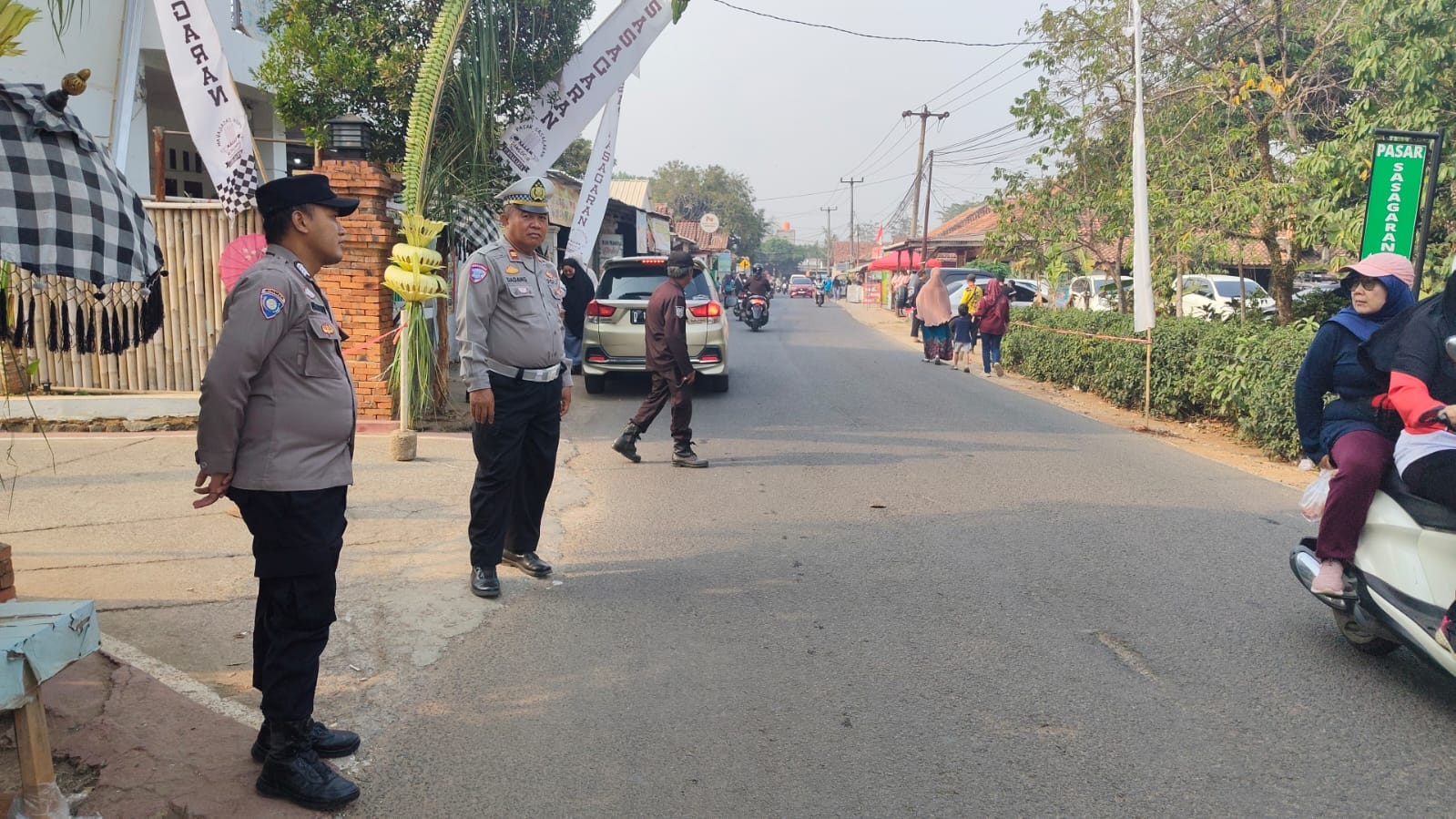 Polsek Bungursari Kawal Perayaan Milangkala Desa Dangdeur ke-43 dan HUT Pasar Sasagaran