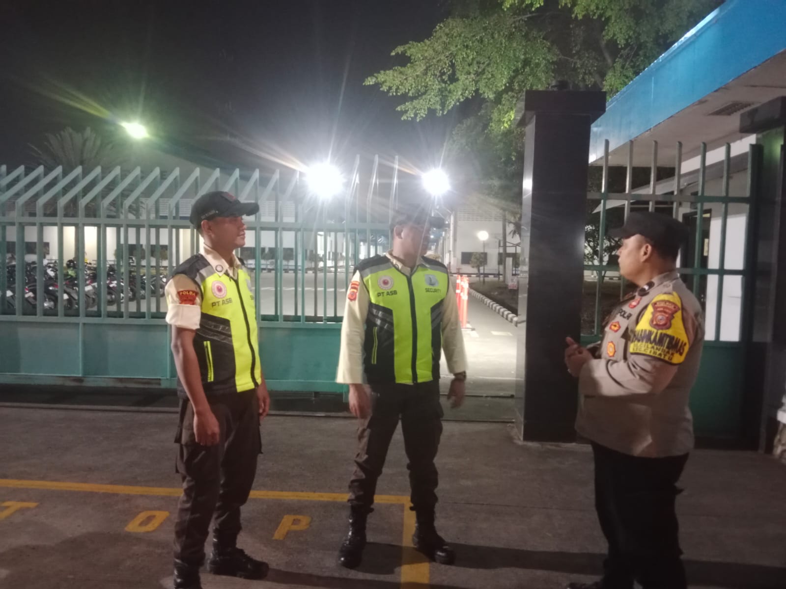 Polsek Cibatu Sambangi Security, Pastikan Keamanan Kawasan Tetap Terjaga