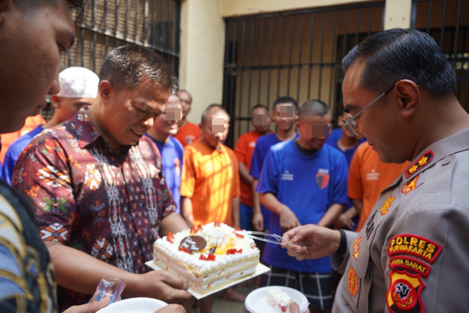 Kapolres Purwakarta Cek Rutan dan Makan Bersama Tahanan, Pastikan Pengawasan Berjalan Humanis