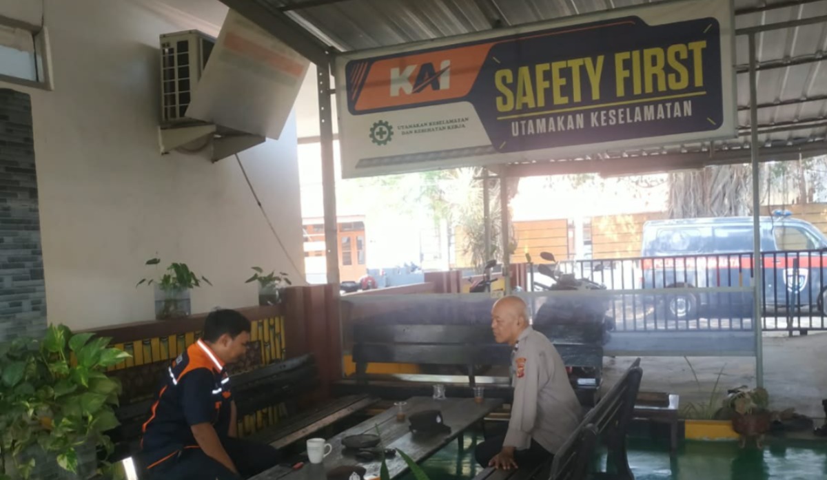 Bukan Sekadar Sambang, Sat Binmas Polres Purwakarta Perkuat Sinergi Keamanan di Stasiun Kereta Api