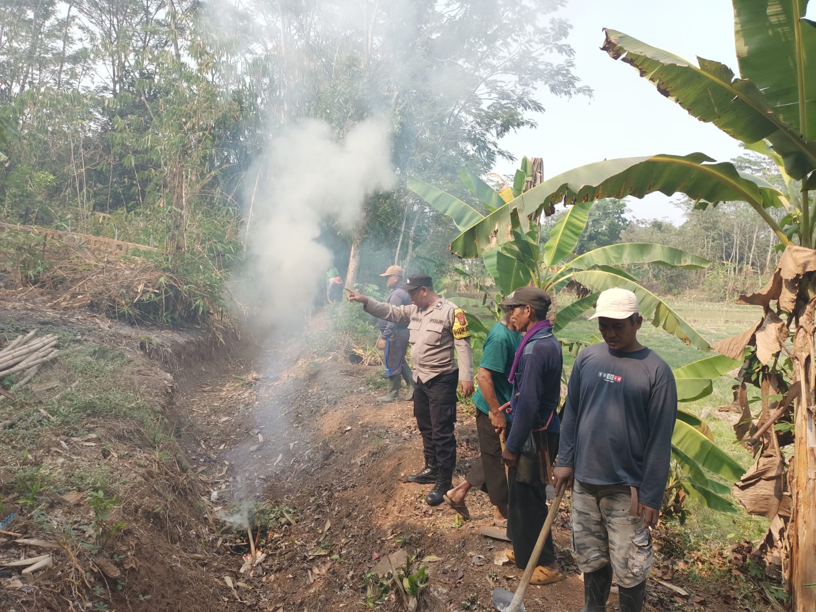 Antisipasi Bencana, Bhabinkamtibmas dan Warga Cijaya Gotong Royong Bersihkan Saluran Air