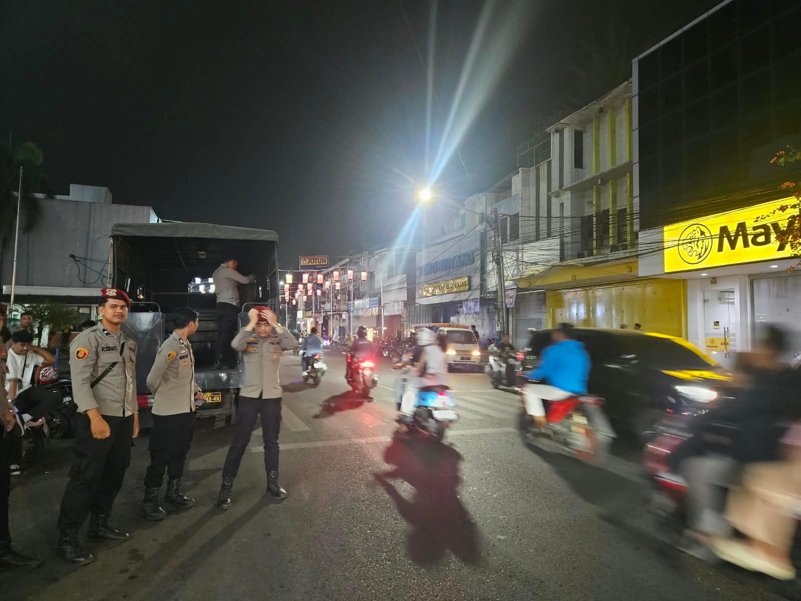 Nobar Berakhir, Pengamanan Berlanjut: Polisi Pastikan Jalur Purwakarta Tetap Aman