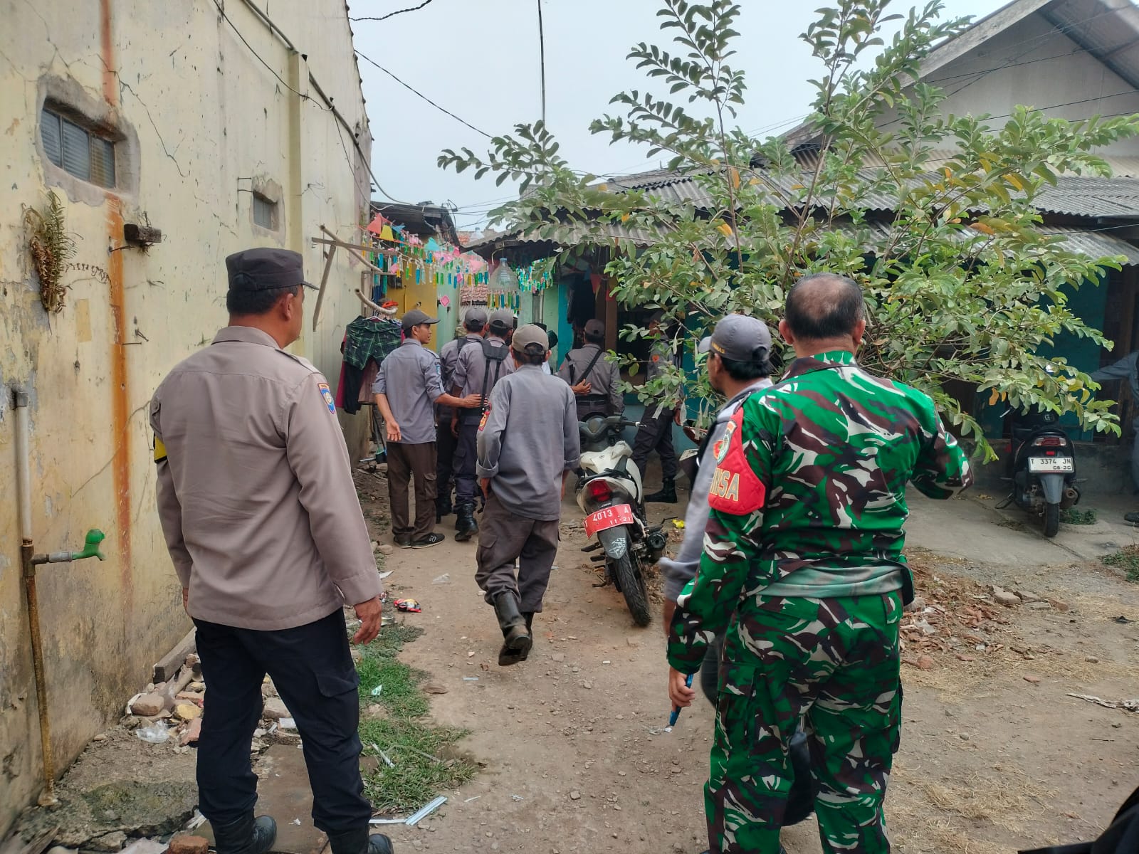 Jaga Kamtibmas, Polsek Campaka Bersama Babinsa dan Linmas Data Penghuni Kos di Desa Campaka