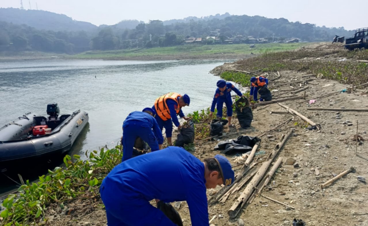 Jelang Musim Hujan, Satpolairud Bersihkan Eceng Gondok dan Sampah di Pesisir Waduk Jatiluhur