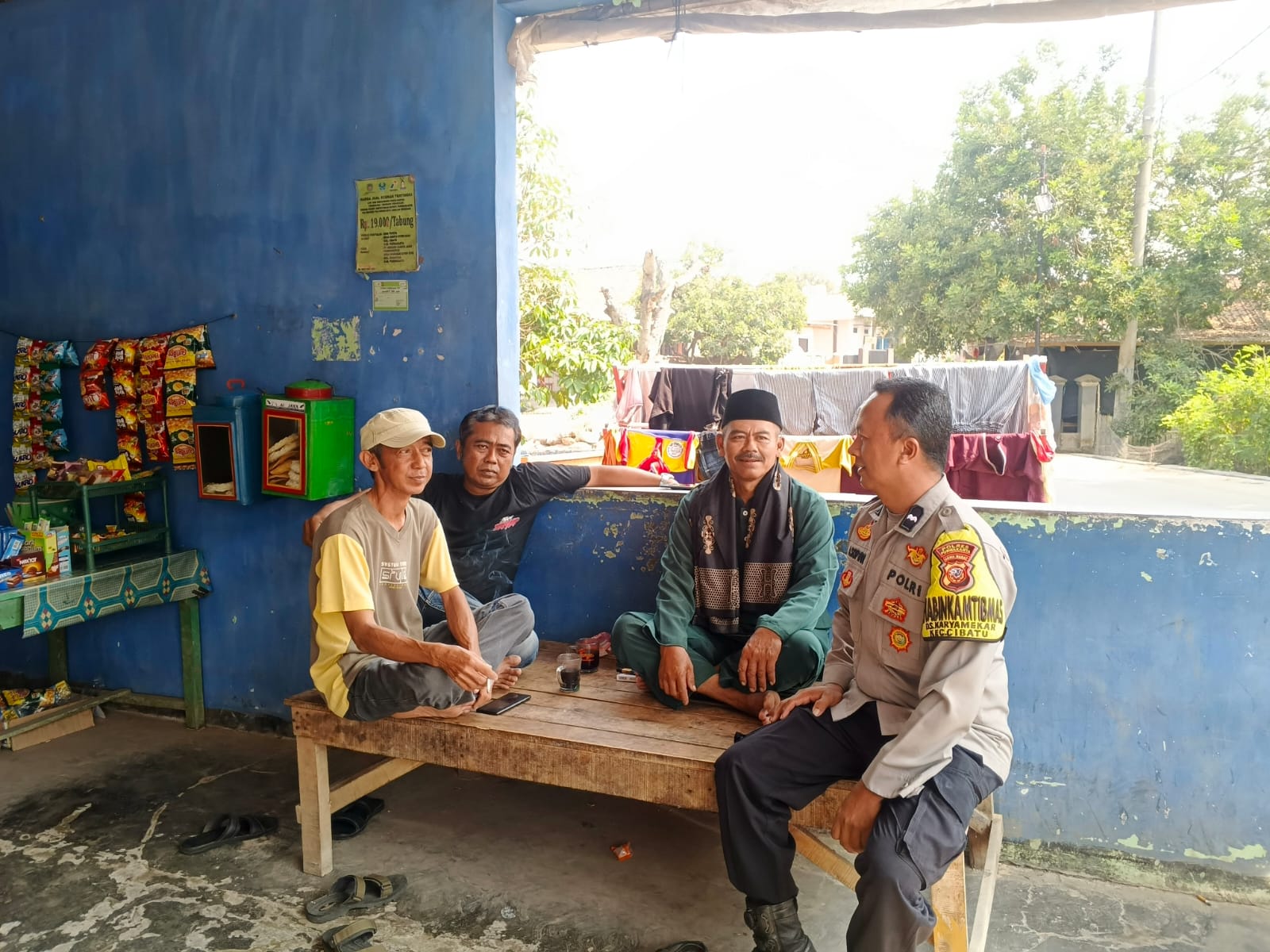 Duduk Bersama Warga, Bhabinkamtibmas Polsek Cibatu Serap Cerita soal Keamanan Lingkungan