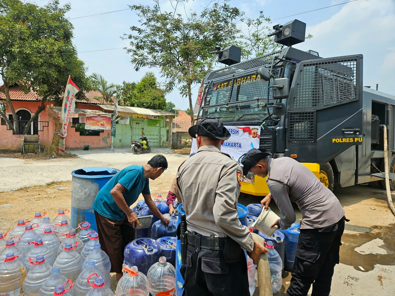 Rantis AWC Bukan Sekadar untuk Pengamanan, Sat Samapta Salurkan Air Bersih untuk Warga