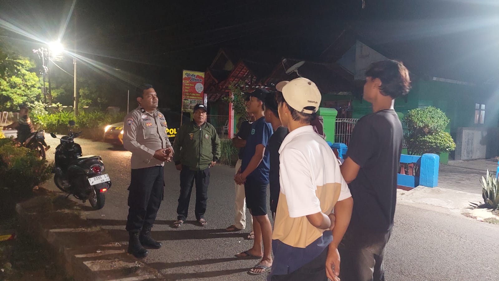 Polsek Cibatu Sambangi Pemuda di Malam Hari, Ada Pesan Penting yang Disampaikan