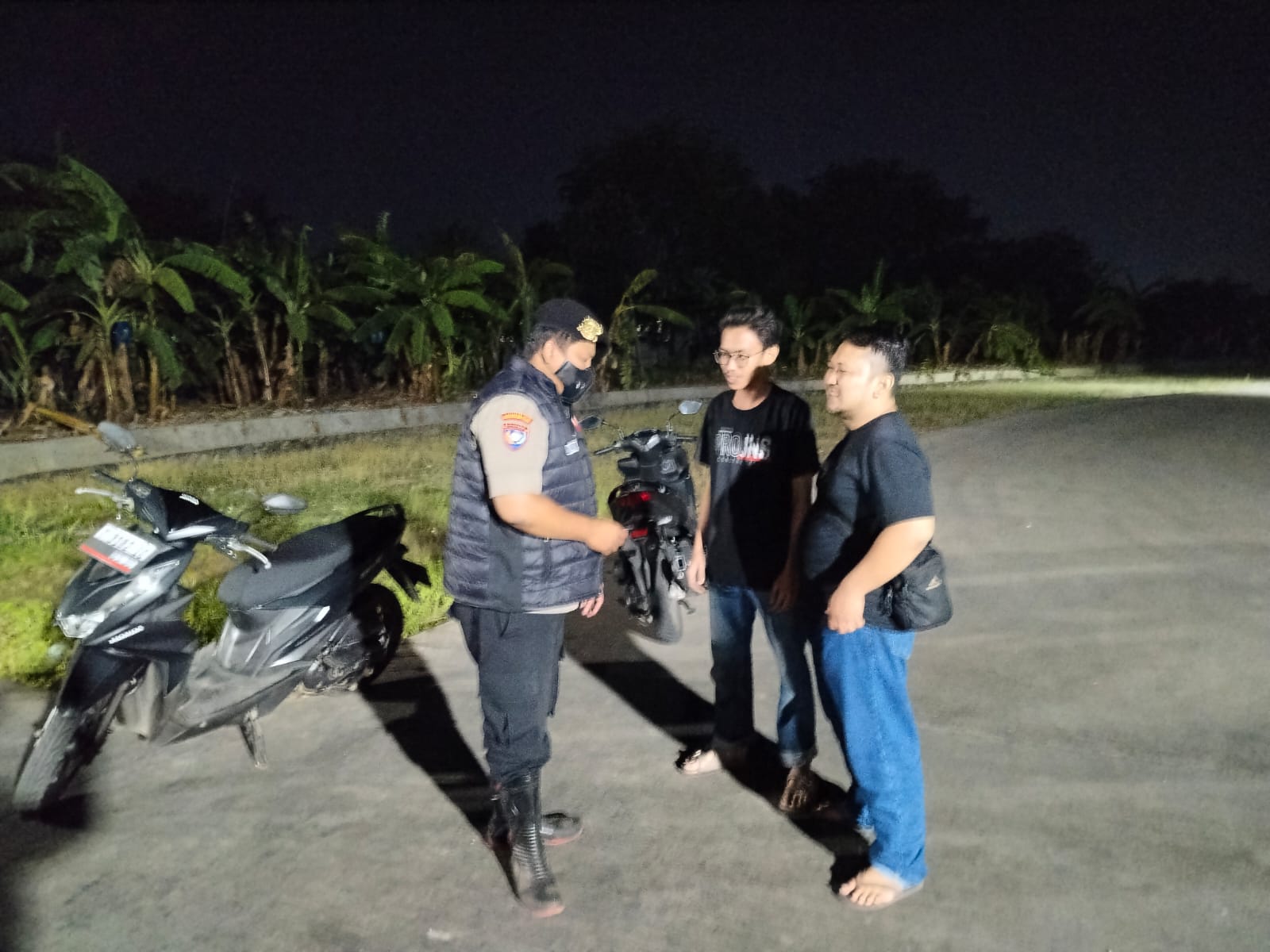 Jaga Malam Bersama Warga, Bhabinkamtibmas Benteng Perkuat Siskamling Cegah Gangguan Kamtibmas
