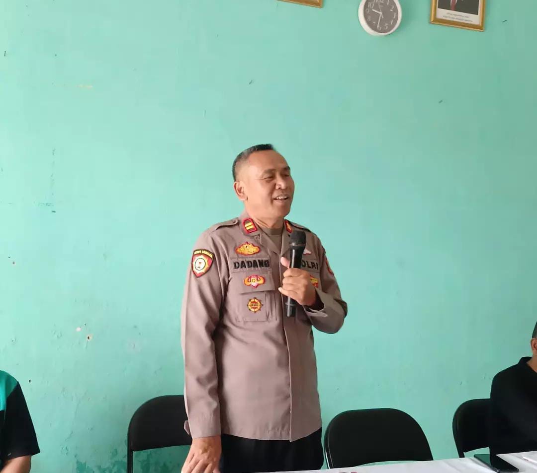 Waka Polsek Darangdan Sosialisasikan Bahaya Narkoba dan Geng Motor kepada Orang Tua Siswa SMPN 2 Darangdan
