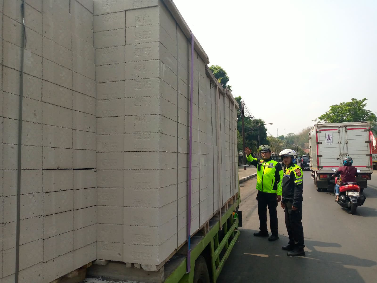 Satlantas Polres Purwakarta Tertibkan Truk Muatan Terbuka, Cegah Kecelakaan