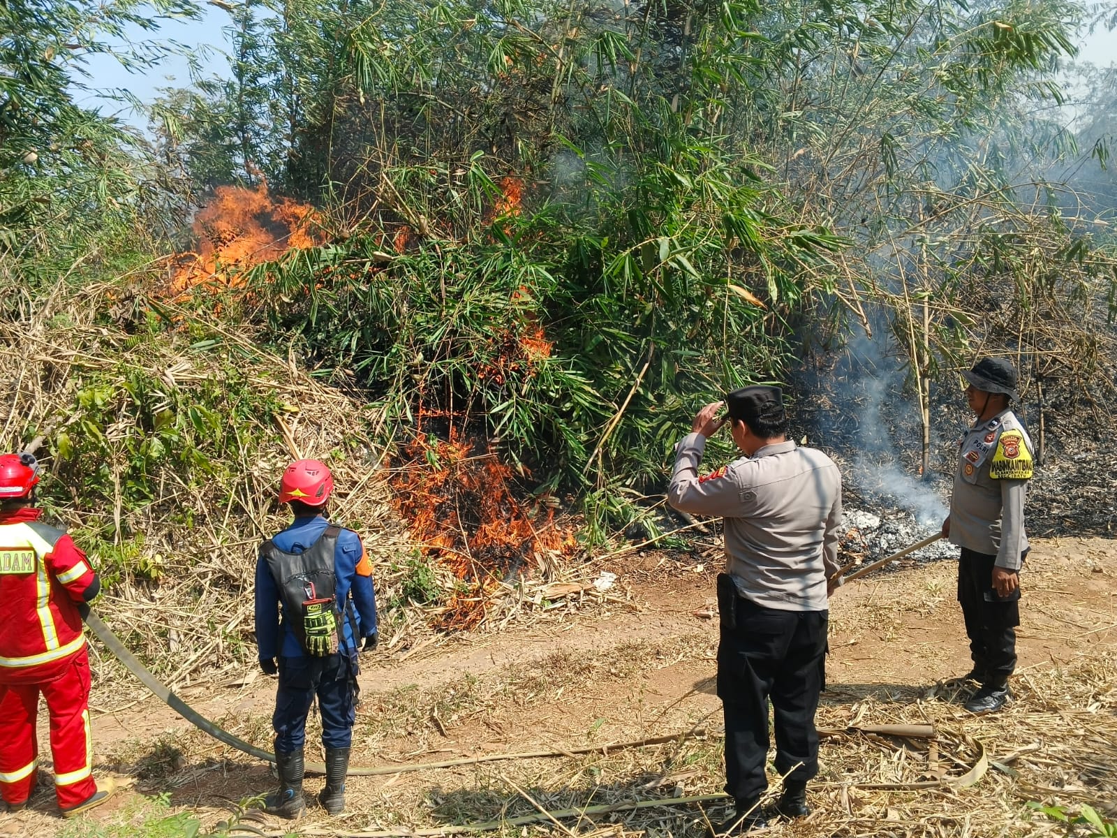 Polsek Cibatu Bersama Damkar dan Warga Padamkan Kebakaran Lahan, Masyarakat Diimbau Waspada