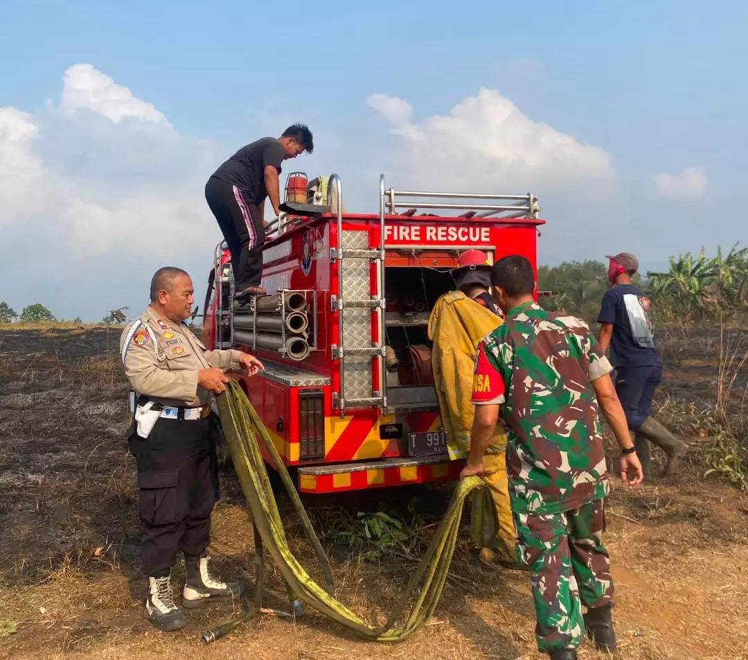 Kebakaran Lahan di Desa Neglasari Berhasil Dipadamkan, Petugas dan Warga Bergerak Cepat