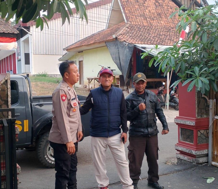 Bhabinkamtibmas Desa Depok Sambangi Petugas Desa dan Linmas