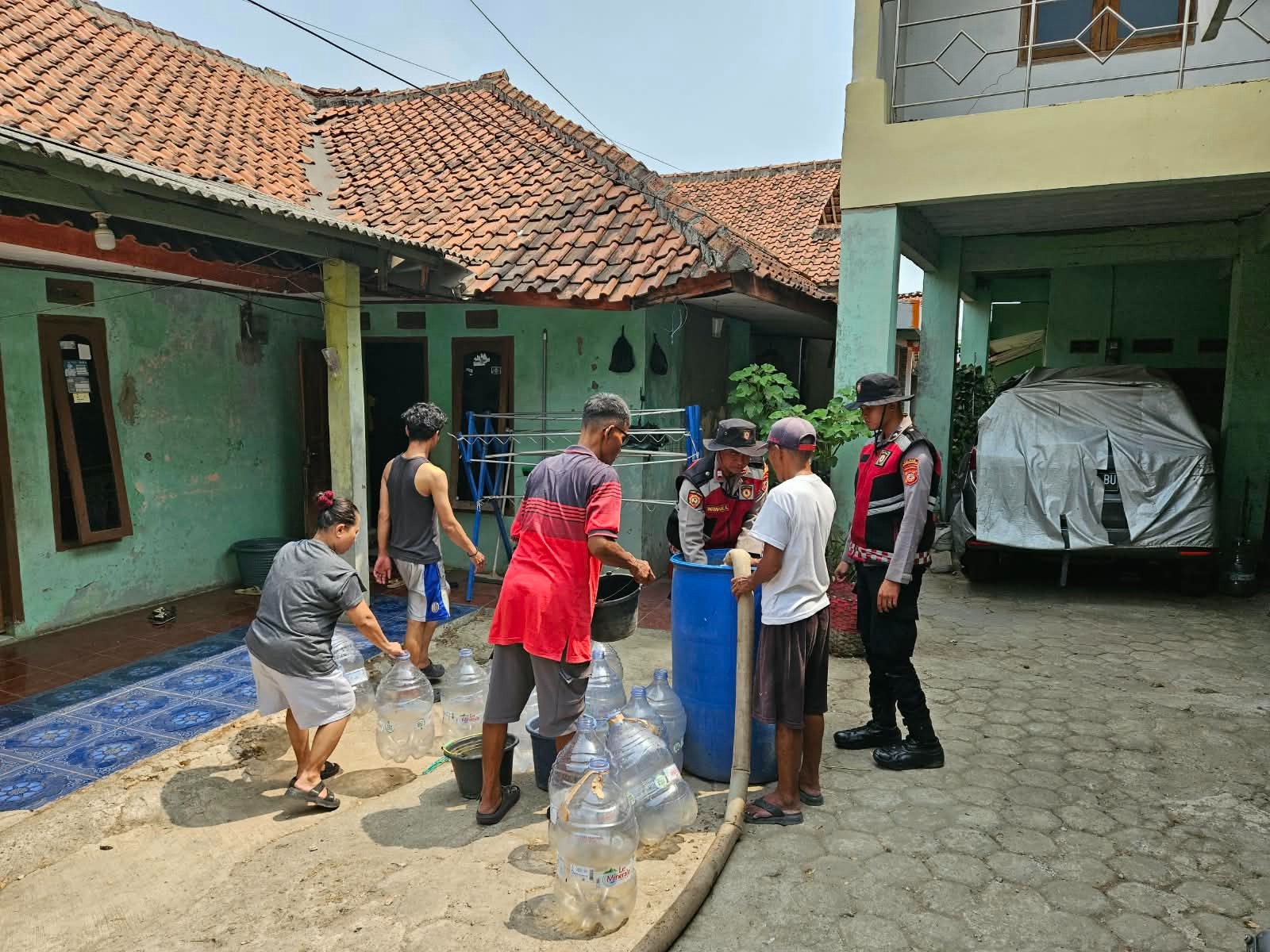 Hadapi Kekeringan, Sat Samapta Polres Purwakarta Salurkan Air Bersih untuk Warga Babakan Cikao