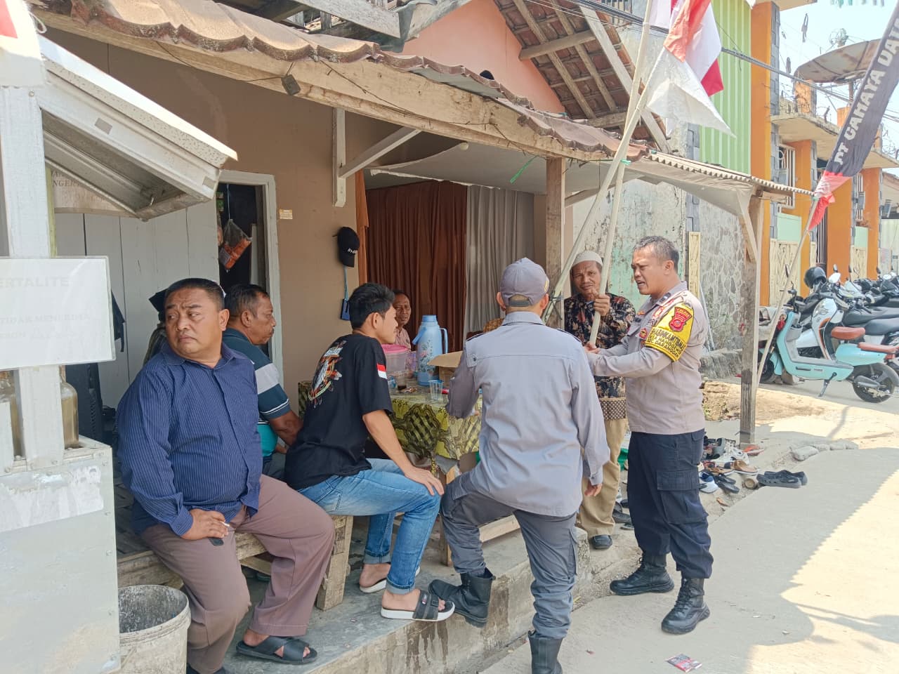 Bhabinkamtibmas Desa Nangewer Sambangi Linmas dan Warga, Sampaikan Himbauan Kamtibmas