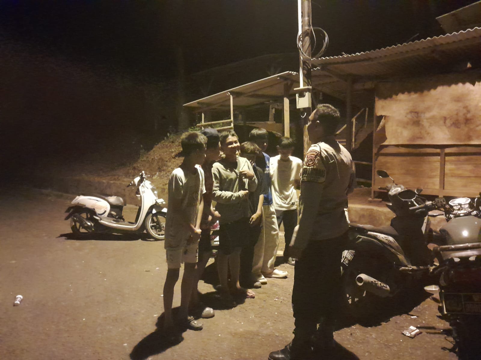 Bhabinkamtibmas Ingatkan Anak-anak di Desa Cipancur Agar Tidak Bermain Hingga Larut Malam