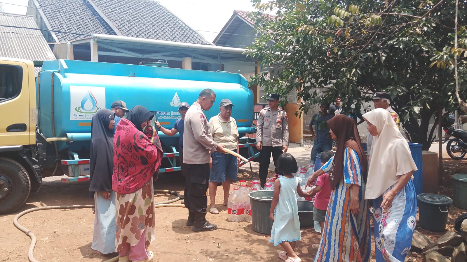 Hadapi Kemarau Panjang, Polsek Jatiluhur dan PJT II Bersinergi Salurkan Air Bersih untuk Warga Cilegong