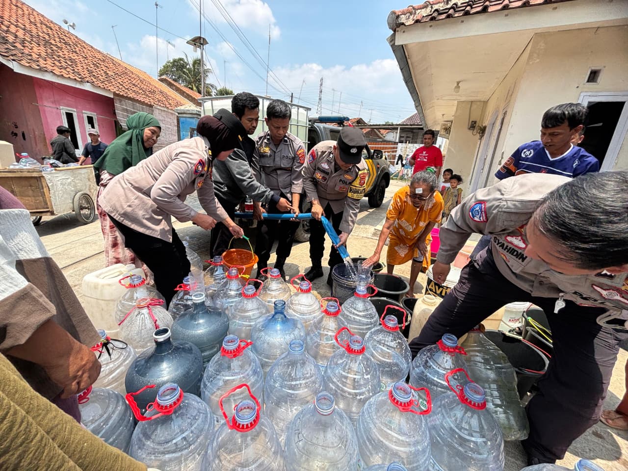 Kemarau Panjang, Polsek Purwakarta Kota Salurkan Bantuan Air Bersih untuk Warga Sindangkasih