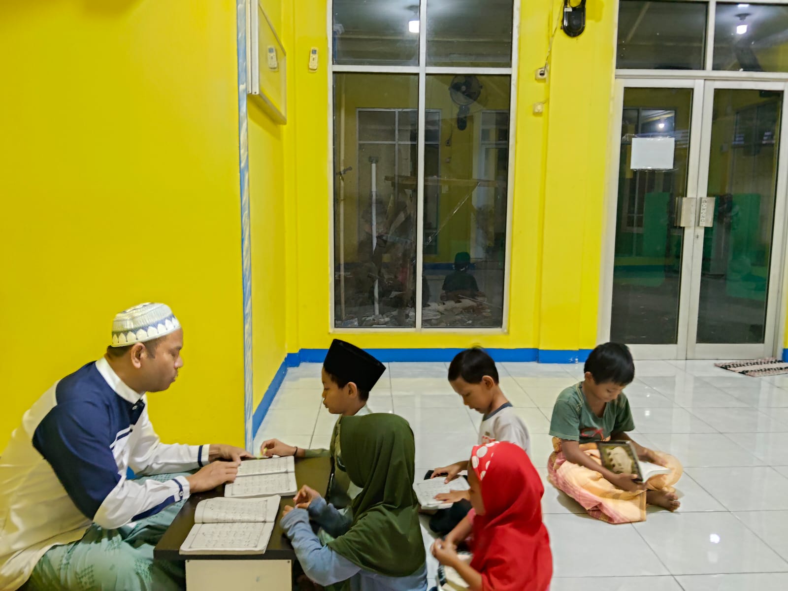 Tak Hanya Bertugas, Polisi Sekaligus Dosen Ini Ajak Anak-anak Belajar Iqro di Mushola