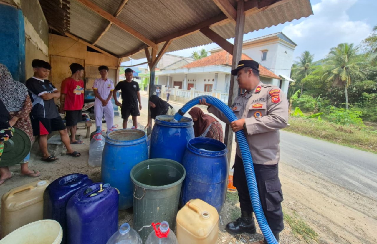 Hadapi Kemarau Panjang, Polsek Sukatani Dampingi BPBD Salurkan Air Bersih untuk Warga Sukamaju