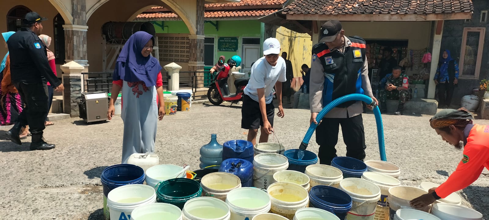 Hadapi Kemarau, Polsek Darangdan Salurkan Bantuan Air Bersih untuk Warga Gununghejo