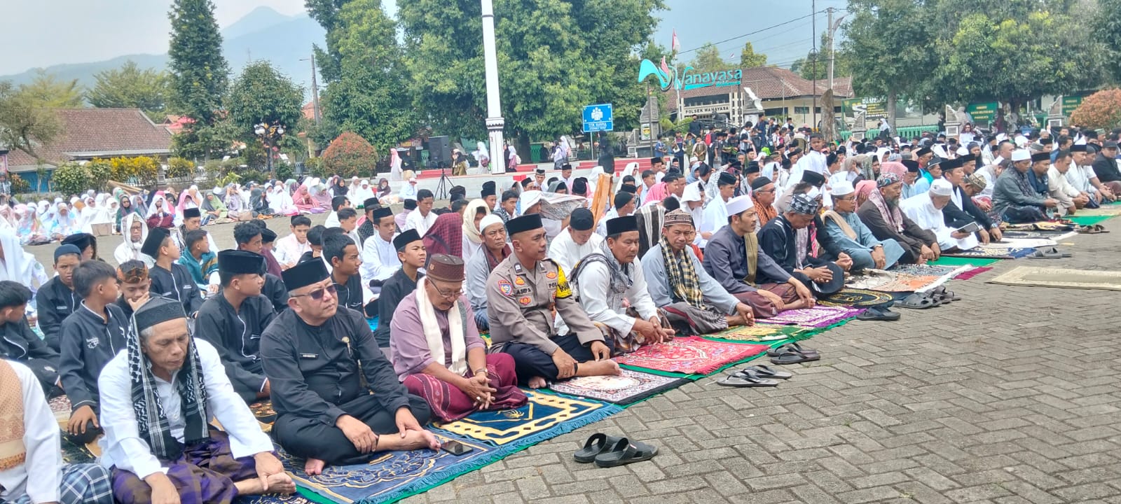 Polsek Wanayasa Hadir di Tengah Masyarakat, Ikuti Shalat Istisqa di Alun-Alun Wanayasa