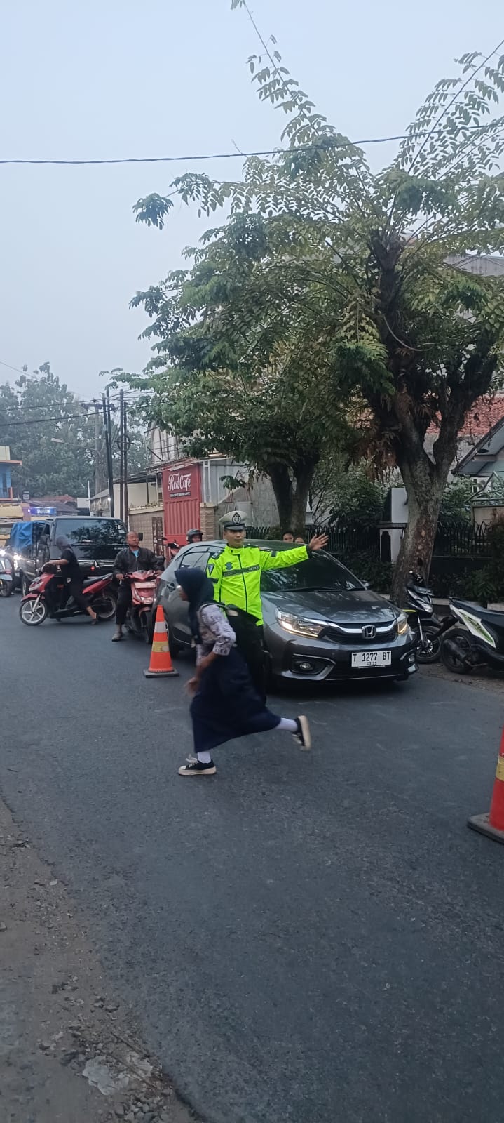 Lewat Gatur Lantas, Polsek Plered Pastikan Masyarakat Beraktivitas Dengan Rasa Aman