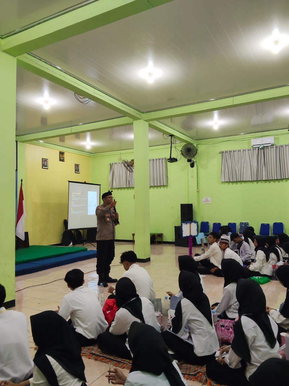 Kuliah Umum terhadap Mahasiswa Baru di STIE Wihara, Polres Purwakarta Sampaikan materi Edukasi Bahaya Cybercrime, Judol dan Pinjol